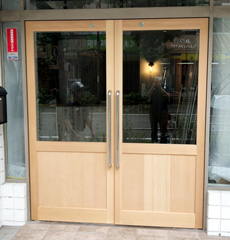 店舗の扉をリフォーム後