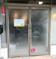 店舗の扉をリフォーム前